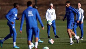 Sebelumnya diketahui, Prancis dan Brasil telah memastikan tiket ke Piala Dunia 2026. Timnas Prancis di bawah racikan pelatih Didier Deschamps tampil dominan di kualifikasi, sementara Brasil lolos setelah menempati peringkat kelima zona CONMEBOL. Tampak dalam foto, pelatih Timnas Prancis Didier Deschamps (tengah) dan asistennya Guy Stephan (kanan) memimpin sesi latihan di pusat pelatihan New England Revolution di Foxborough, Massachusetts, pada 25 Maret 202. (Franck FIFE/AFP)