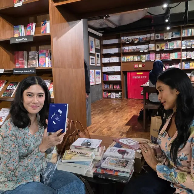 Gaya Duo Bestie Dian Sastrowardoyo dan Happy Salma Pakai Kebaya Sambil Baca Buku, Definisi Perempuan Cantik dan Smart