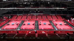 Para pemain tenis meja melakukan sesi latihan jelang Olimpiade Tokyo 2020 di Tokyo Metropolitan Gymnasium, Tokyo, Jepang, Rabu (21/7/2021). Olimpiade Tokyo 2020 akan dibuka pada 23 Juli 2021. (Jung Yeon-je/AFP)