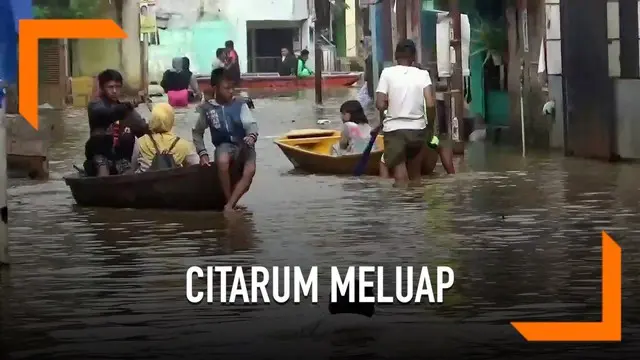 Sungai Citarum kembali meluap hari Jumat (22/2), akibatnya ratusan rumah di Dayeuhkolot terendam banjir.