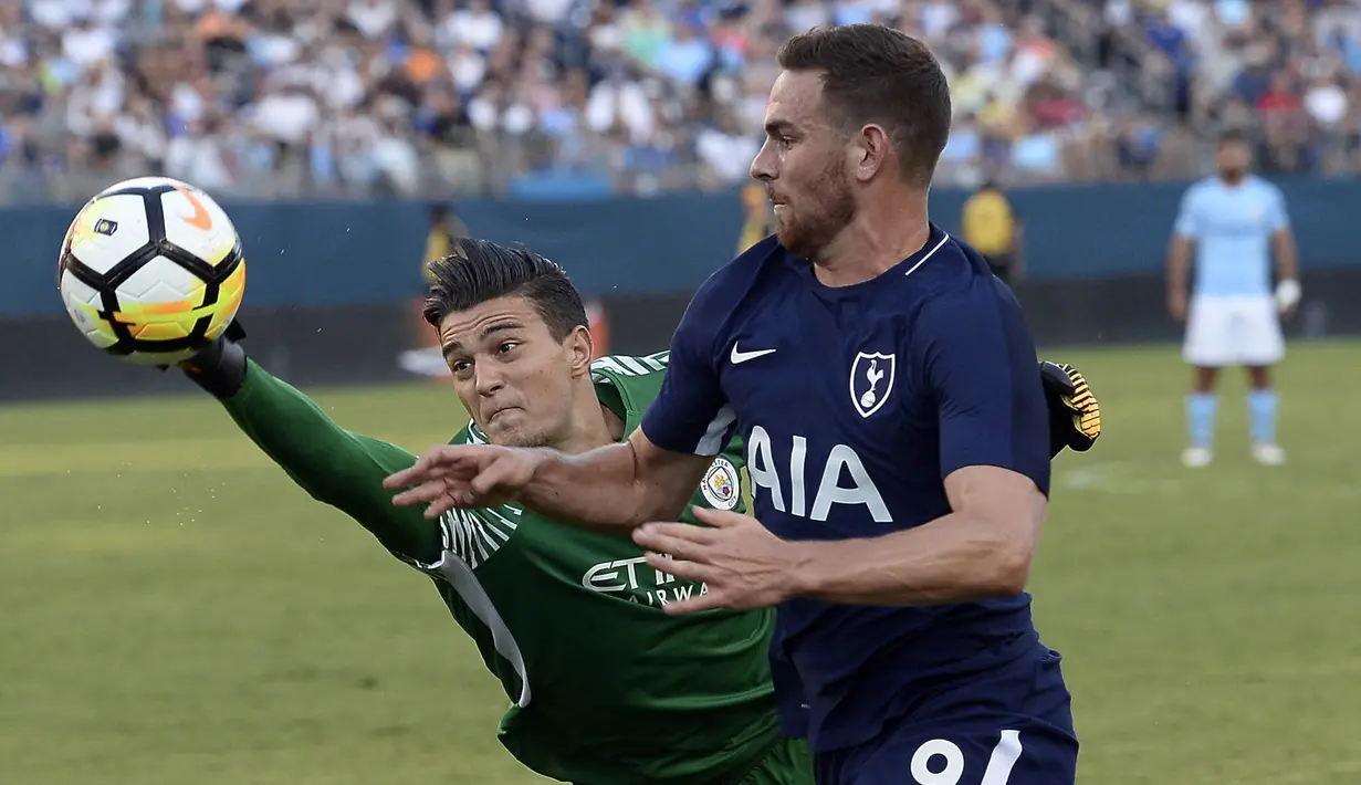 Kiper Manchester City, Arijanet Muric, memblok bola dari striker Tottenham Hotspur, Vincent Janssen pada laga ICC 2017 di Stadion Nissan, Nashville, AS (29/7/2017). Manchester City menang 3-0 atas Tottenham Hotspur. (AP/Mark Zaleski)
