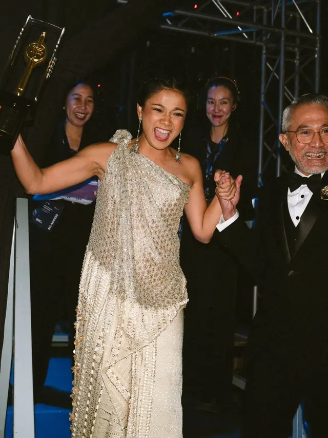 5 Potret Nirina Zubir dengan Gaun Elegan Sentuhan Ulos saat Terima Penghargaan Pemeran Utama Perempuan Terbaik di FFI 2024