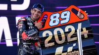 Juara dunia baru Ducati, pebalap Spanyol, Jorge Martin, merayakan kemenangan di podium setelah MotoGP Solidarity Grand Prix Barcelona di Circuit de Catalunya pada 17 November 2024 di Montmelo di pinggiran Barcelona. Jorge Martin memenangkan gelar juara dunia MotoGP setelah unggul 24 poin pada akhir pekan terakhir musim ini di Barcelona. (Manaure Quintero/AFP)