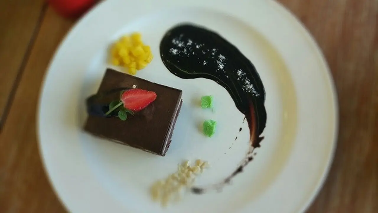 Untuk Anda penggemar cokelat dan menu dessert, sajian yang satu ini wajib dicoba.