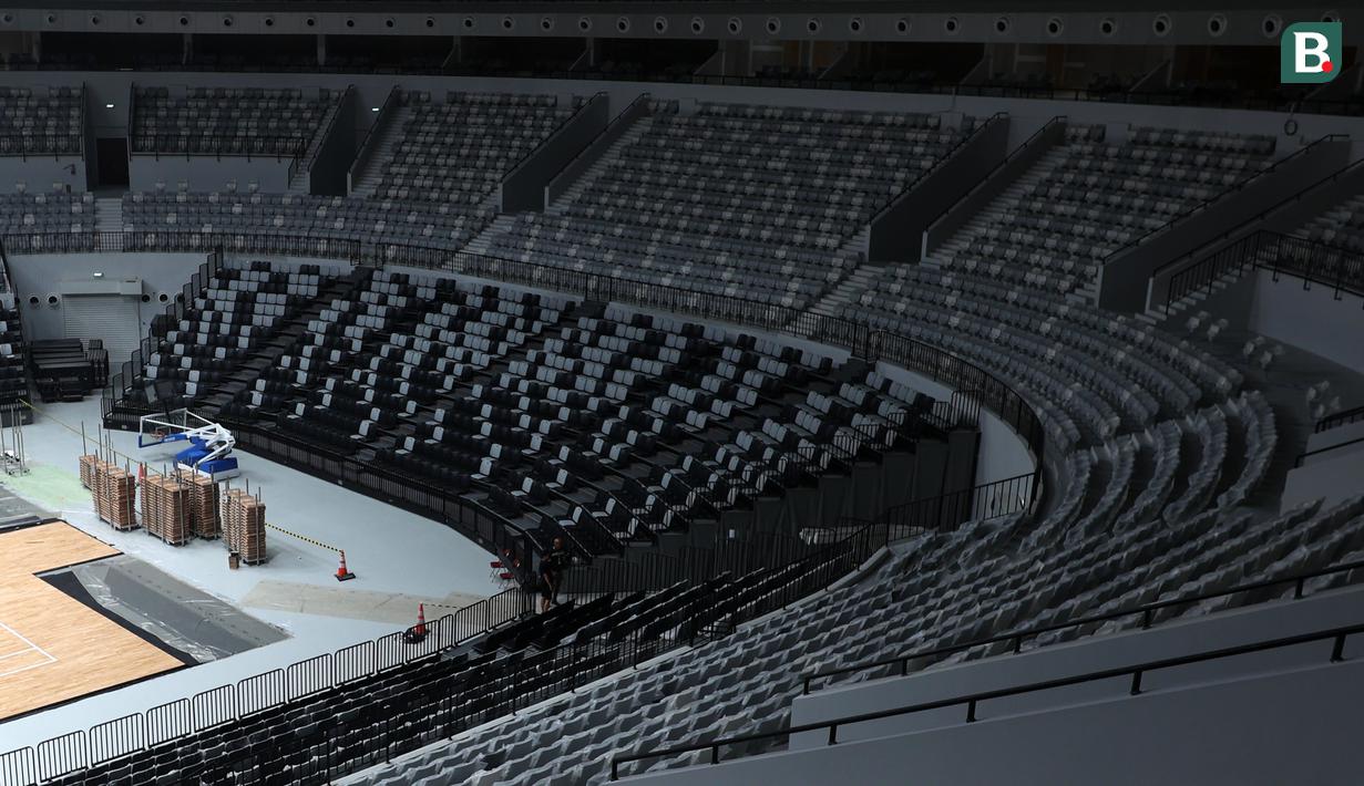 Lapangan utama dan deretan bangku tribun yang dilihat dari Royal Box Indonesia Arena, Senayan, Jakarta, Selasa (25/07/2023). Indonesia Arena akan menjadi salah satu venue perhelatan akbar Piala Dunia Basket 2023 yang akan berlangsung 25 Agustus 2023 mendatang. (Bola.com/Bagaskara Lazuardi)