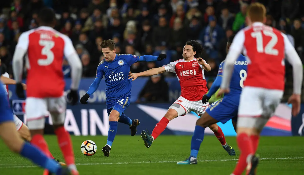 Pemain Leicester City, Adrien Silva berusaha mencetak gol ke gawang Fleetwood Town pada laga putaran ketiga Piala FA yang berlangsung di Highbury Stadium di Fleetwood, 6 Januari 2018. Silva sempat mengalami nasib sial pada bursa transfer musim panas 2017. Kepindahannya dari Sporting CP ke Leicester City gagal karena The Foxes telat 14 detik saat menyerahkan dokumen ke FIFA. Ia pun harus menunggu sampai bursa transfer Januari untuk bermain bagi Leicester. (AFP/Paul Ellis)