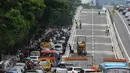 Jembatan dengan panjang mencapai 680 meter dan lebar 5,1 meter tersebut diharapkan dapat mengurai kemacetan di Jl. Jalan Gatot Subroto, tepatnya di Perempatan Kuningan, Jakarta, Minggu (27/12/2015). (Liputan6.com/Helmi Afandi) 