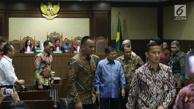 Wakil Presiden, Jusuf Kalla (tengah) meninggalkan ruang sidang usai menjadi saksi meringankan pada lanjutan pengajuan PK atas putusan kasasi kasus DOM dengan pemohon Jero Wacik di Pengadilan Tipikor Jakarta, Senin (13/8). (Liputan6.com/Helmi Fithriansyah)