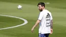 Bintang Argentina, Lionel Messi, memperhatikan rekannya saat latihan di Brinnitsy, Sabtu (23/6/2018). Argentina akan melakoni laga hidup mati Piala Dunia 2018 melawan Nigeria. (AP/Ricardo Mazalan)
