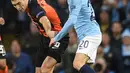 Gelandang Shakhtar Donetsk, Taras Stepanenko berebut bola dengan gelandang Manchester City, Bernardo Silva selama pertandingan grup F Liga Champions di stadion Etihad, Inggris (7/11). City menang 6-0 atas Shakhtar Donetsk. (AFP Photo/Oli Scarff)