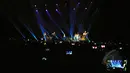 Ratusan penggemar Boyzone menyaksikan konser bertajuk A Night Of Reunion With Boyzone di Istora Senayan, Jakarta (22/5/2015). Boyzone mengajak penggemar untuk bernyanyi bersama dan bernostalgia dengan lagu-lagu mereka. (Liputan6.com/Panji Diksana)