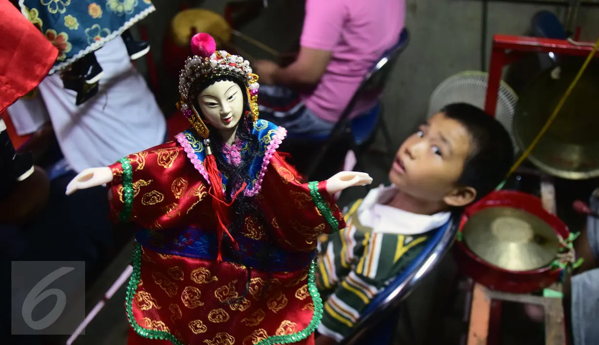 Wayang Potehi diperlihatkan sebelum pertunjukkan di Kawasan Pecinan Semarang saat acara pekan Pasar Semawis 2016, Jumat (5/2/2016). Wayang Potehi adalah salah satu kebudayaan Tiongkok yang diminati menjelang Imlek. (Foto:Gholib)