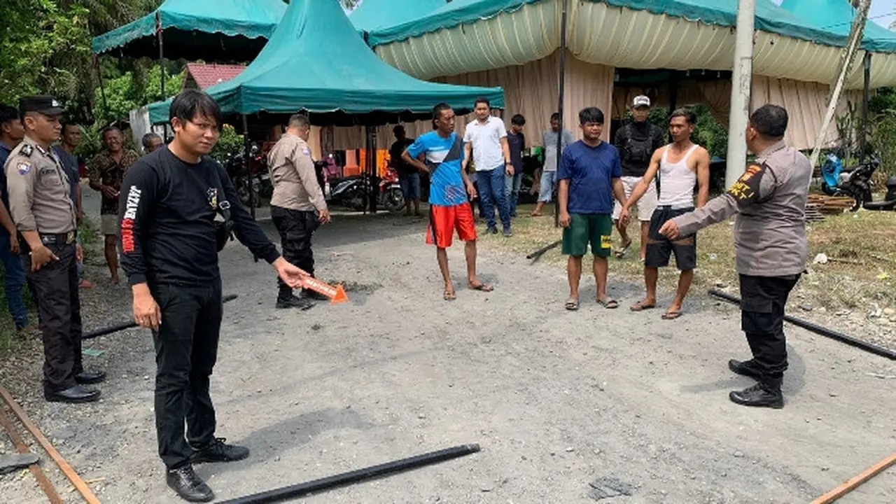 Personel Polres Rokan Hilir mendatangi lokasi empat warga meninggal dunia karena tersengat listrik.