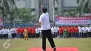 Seorang dirigen memimpin paduan suara dalam upacara peringatan 87 tahun Sumpah Pemuda di Lapas Narkotika Klas II A Cipinang, Jakarta, Rabu (28/10). Rencananya, upacara yang diikuti 2600 napi ini untuk memecahkan rekor MURI. (Liputan6.com/Gempur M Surya)