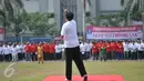 Seorang dirigen memimpin paduan suara dalam upacara peringatan 87 tahun Sumpah Pemuda di Lapas Narkotika Klas II A Cipinang, Jakarta, Rabu (28/10). Rencananya, upacara yang diikuti 2600 napi ini untuk memecahkan rekor MURI. (Liputan6.com/Gempur M Surya)