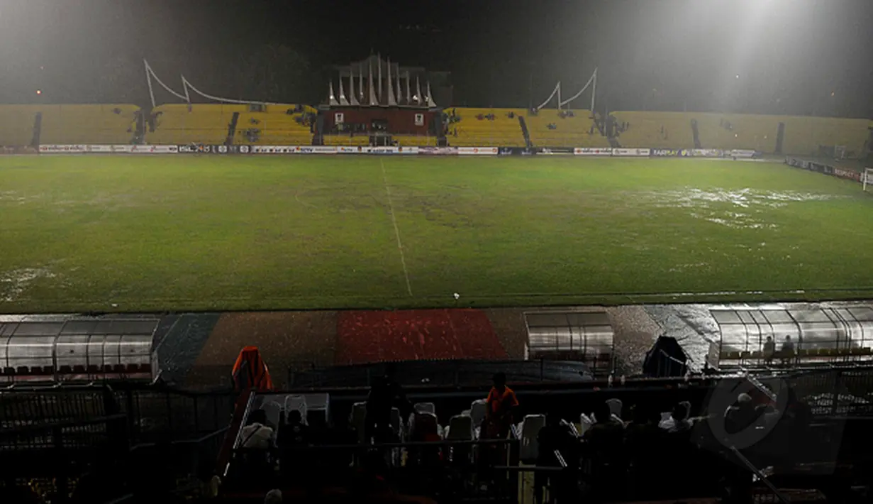 Dampak dari genangan air tersebut Laga antara Persija Jakarta kontra Sriwijaya FC di ajang pramusim Surya Citra Media (SCM) Cup 2015 resmi ditunda minggu yang seharusnya hari Sabtu (17/1/2015) . (Liputan6.com/Johan Tallo)