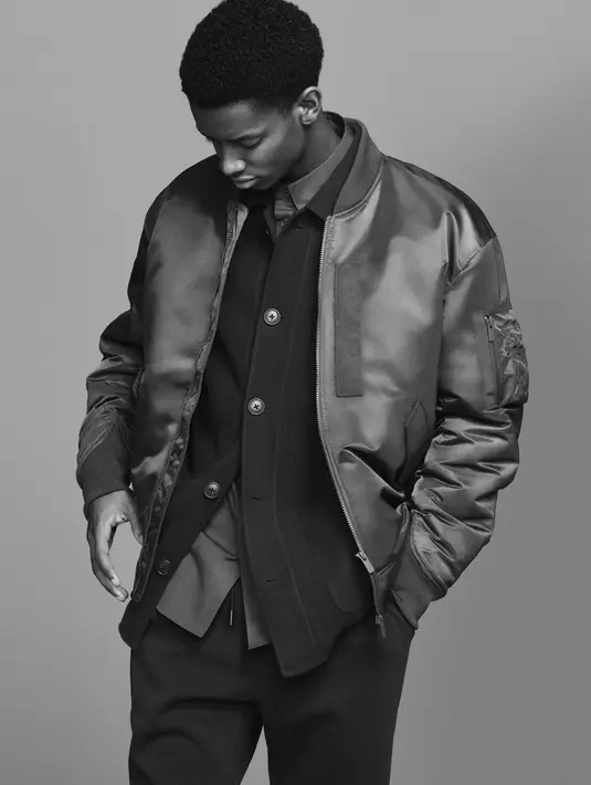 Sander menyebut koleksi musim dingin ini berkonsentrasi pada siluet khas, tekstur sensual, dan jahitan elegan yang melengkapi rasa nyaman. Kamu bisa memadukan Blouson Jacket, Jogger pants, dan Oversized Shirt Jacket.