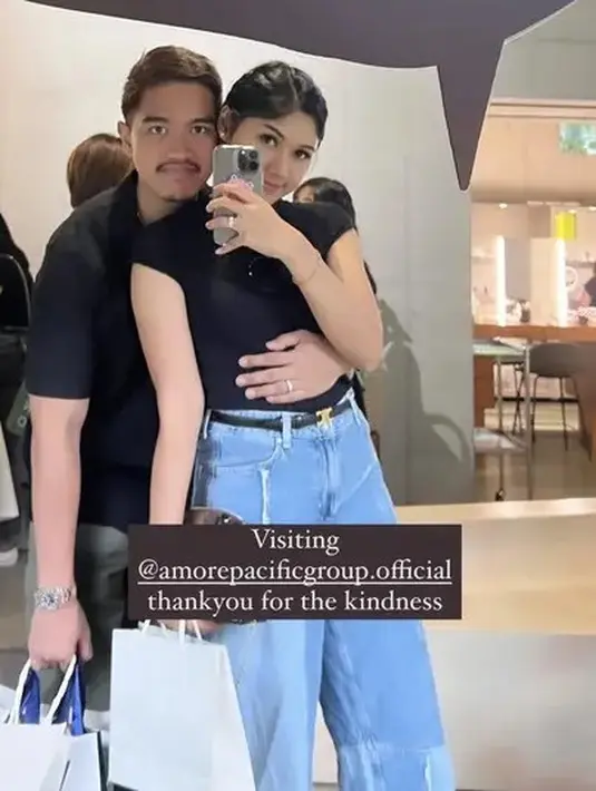 Keduanya kembali kompak mengenakan atasan hitam, Erina memadukannya dengan celana denim. (@erinagudono)