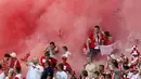 Aksi suporter Polandia setelah timnya menang atas Ukraina pada laga terakhir Grup C Piala Eropa 2016 di Stade Velodrome, Marseille, Selasa (21/6/2016). (AFP/Valery Hache)