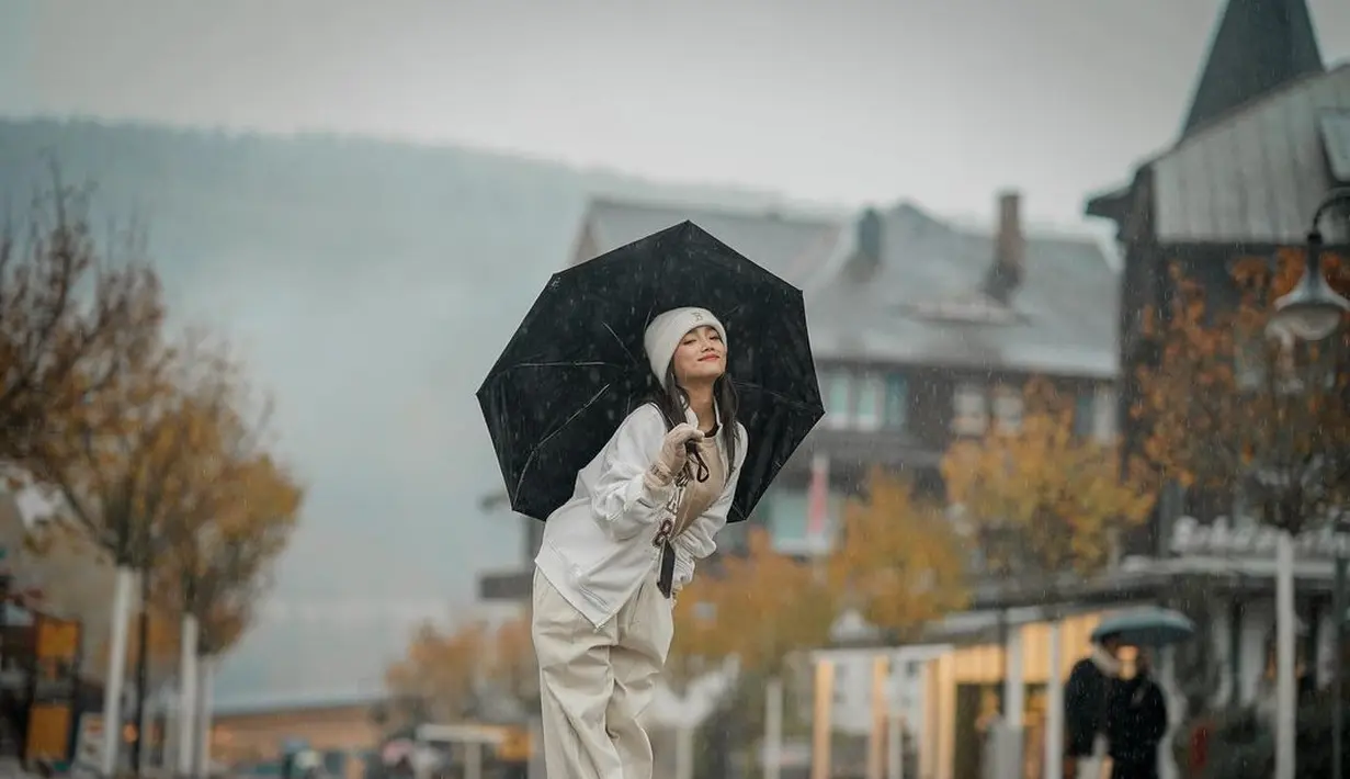 Tetap dengan gaya boyish-nya, Fuji memadukan top dan loose pants nuansa beige-khaki yang dipadukan varsity jaket putih, dan topi beanie. [@fuji_an]