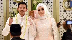 Pasangan selebritis, Fairuz A Rafiq dan Sonny Septian menunjukan buku nikah usai melangsungkan ijab kabul di kawasan Kuningan, Jakarta Selatan, Minggu (21/5). Sonny memberi mahar unik berupa uang tunai Rp 999.999. (Liputan6.com/Herman Zakharia)