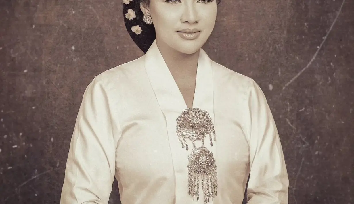 Vicky Shu terlihat anggun saat tiru gaya Kartini. Mengenakan kebaya kartini putih dan bros bertumpuk. Ia pun menyanggul rambutnya bak perempuan Jawa seutuhnya [@yudajulianofficial]