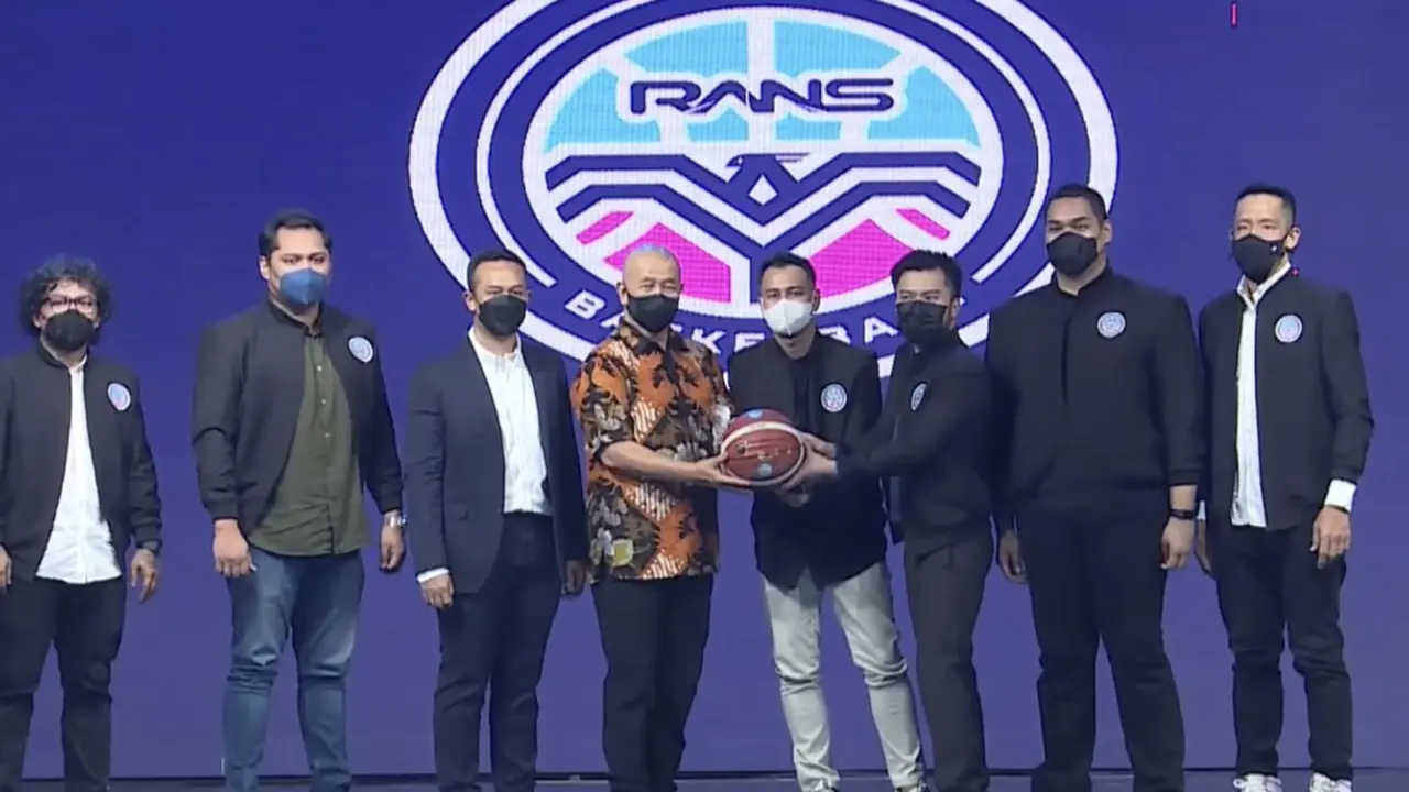 Dirut IBL dan ketum Perbasi bersama Raffi Ahmad pada peluncuran RANS PIK Basketball.