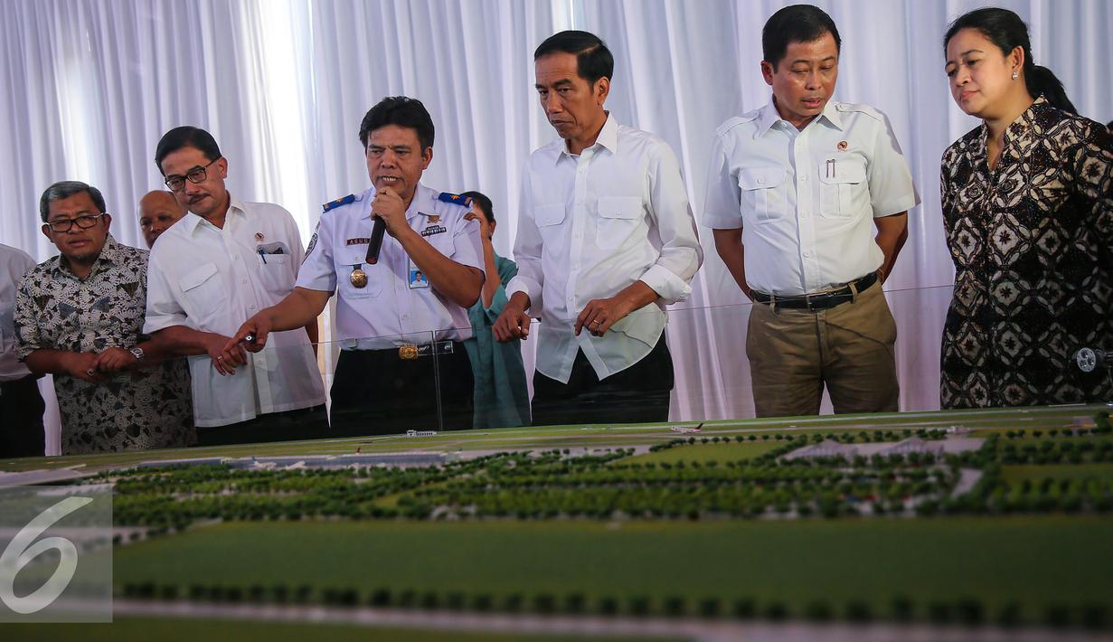 Presiden Joko Widodo didampingi Menhub Ignasius Jonan meninjau maket Bandara Internasional Kertajati di Majalengka, Jawa Barat, Kamis (14/1). Bandara ini memiliki desain panjang runway 3.000 meter dan lebar 60 meter. (Liputan6.com/Faizal Fanani)