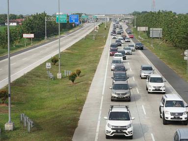 Sejumlah kendaraan melintas saat diberlakukanya sistem jalur satu arah (one way) di Gerbang Tol Palimanan, Cirebon, Jawa Barat, Jumat (7/6/2019). Rekayasa lalu lintas di H+3 Lebaran itu dilakukan guna mengantisipasi kemacetan saat arus mudik di Jalan Tol Trans Jawa. (Liputan6.com/Immanuel Antonius)