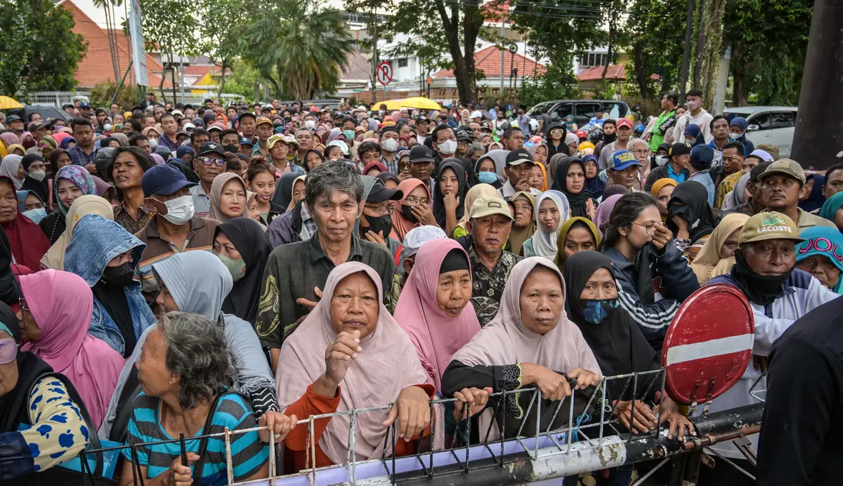 Penyaluran dikelola langsung oleh Yayasan Haji Muhammad Cheng Hoo Indonesia (YHMCHI). Tampak dalam foto, warga mengantre untuk menerima bantuan uang tunai di masjid Cheng Hoo, Surabaya, Jawa Timur pada Rabu 4 Maret 2026. (JUNI KRISWANTO/AFP)
