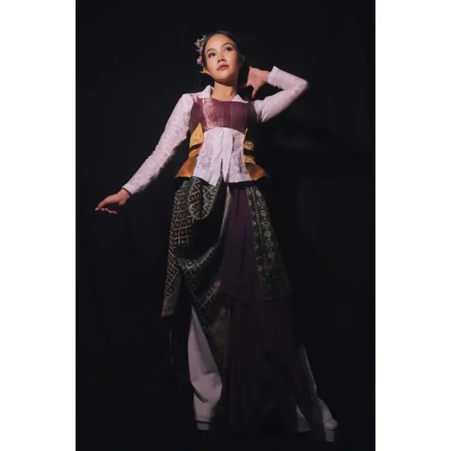 9 Potret Yura Yunita yang Kerap Tampil Stylish dengan Kain Nusantara