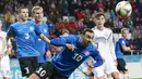 Striker Estonia, Sergei Zenjov, menyundul bola saat melawan Jerman pada laga Kualifikasi Piala Eropa 2020 di Talinn, Minggu (13/10). Estonia kalah 0-3 dari Jerman. (AFP/Janek Skarzynski)