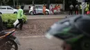 Kondisi lalu lintas saat petugas pertamanan membersihkan tanaman dan rumput yang rusak terinjak-injak usai unjuk rasa massa Partai Hanura di depan Gedung KPU, Jakarta, Senin (21/1). (Liputan6.com/Faizal Fanani)