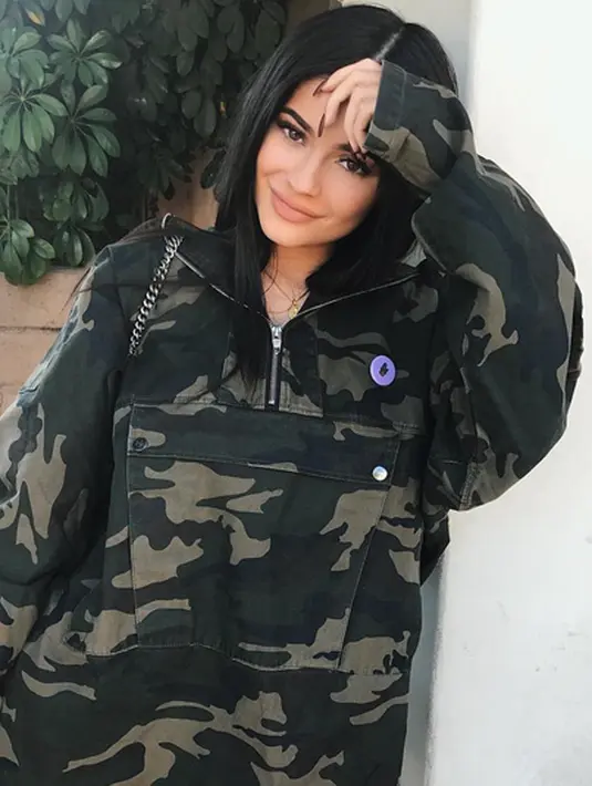 Kisah cintanya dengan Tyga beberapa waktu lalu memang kandas di tengah jalan. Namun setelah itu ia disebut kembali berpacaran dengan Travis Scott, meskipun baru sekedar rumor dan belum diketahui kebenarannya. (Instagram/kyliejenner)