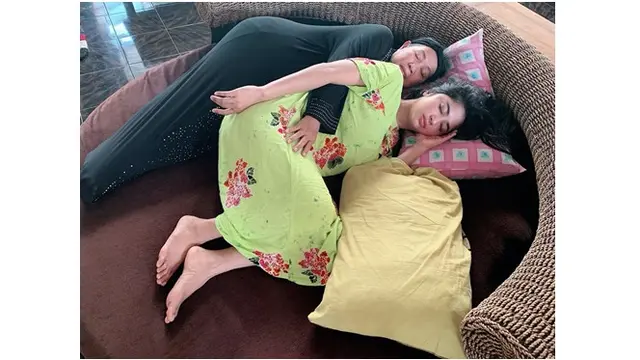 Meski sudah menikah, pedangdut cantik ini terlihat manja saat bersama dengan sang ibu.