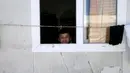 Bocah Yazidi, Emad saat berada di rumahnya di kamp pengungsian dekat Kota Duhok, Irak, pada 19 April 2016. Sejumlah anak laki-laki Yazidi dipaksa mengikuti latihan untuk menjadi penerus militan ISIS. (REUTERS / Ahmed Jadallah)