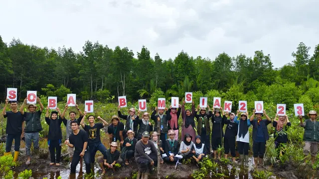 Pertamina Foundation melalui program Beasiswa Sobat Bumi dengan 960 mahasiswa dari Sumatra hingga Papua, terlibat aktif dalam aksi pelestarian lingkungan melalui Desa Energi Berdikari Sobat Bumi (DEB SoBI). (Liputan6.com)