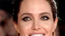 Hingga kini proses cerai Angelina Jolie dan Brad Pitt memang belum mencapai titik akhir. Namun kabar terakhir menunjukan Pitt semakin tertekan dan ingin mempercepat proses perceraiannya dengan Jolie. (Instagram/Angelinajolieofficial)