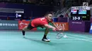 Tunggal putra Indonesia, Jonatan Christie mencoba menahan kok dari pemain India, Prannoy Haseena Sunil Kumar pada perempat final Bulutangkis Beregu Putra Asian Games 2018 di Jakarta, Senin (20/8). (Liputan6.com/Helmi Fithriansyah)