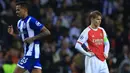 Ekspresi gelandang Arsenal, Martin Odegaard (kanan) saat leg pertama babak 16 besar Liga Champions 2023/2024 melawan FC Porto di Stadion Dragao, Porto, 21 Februari 2024. (PATRICIA DE MELO MOREIRA/AFP)