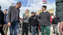 Dalam kunjungannya, Angelina Jolie sempat berbincang langsung dengan anggota Bulan Sabit Merah Mesir dan para sukarelawan serta pengemudi truk yang membawa bantuan kemanusiaan ke perbatasan. Tampak dalam foto, aktris Amerika Serikat (AS), Angelina Jolie (kedua kiri) saat tiba di perbatasan Rafah Mesir, pada Jumat 2 Januari 2026. (Foto oleh AFP)