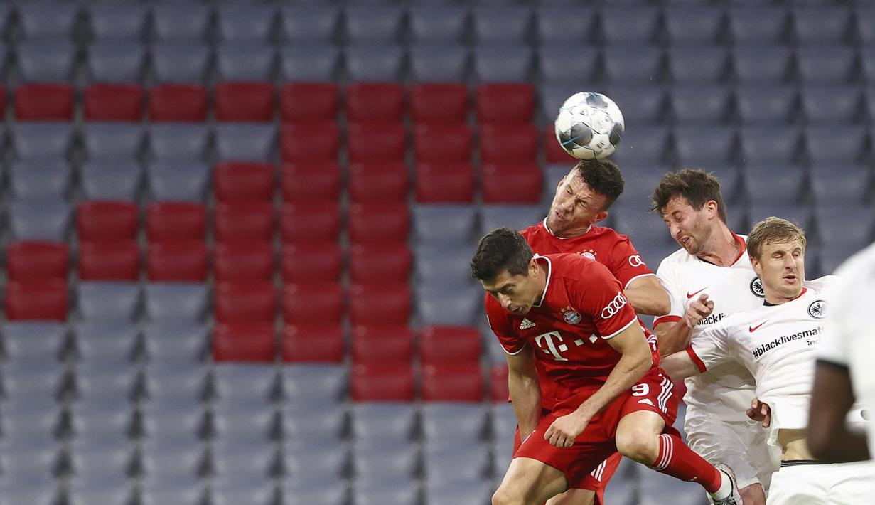 Pemain Bayern Munchen Ivan Perisic menyundul bola saat menghadapi Eintracht Frankfurt dalam pertandingan semi final Piala Jerman di Allianz Arena, Munchen, Jerman, Rabu (10/6/2020). Bayern Munchen menang 2-1 dan lolos ke final. (Kai Pfaffenbach Pool via AP)