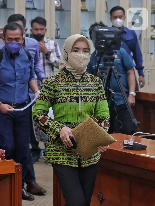Direktur Utama PT Pertamina (Persero) Nicke Widyawati memasuki ruangan sebelum rapat dengar pendapat dengan Komisi VI DPR di kompleks Parlemen, Senayan, Jakarta, Kamis (8/9/2022). Rapat tersebut perkembangan terkini soal kenaikan harga BBM bersubsidi, produksi atau lifting minyak, pengolahan minyak, serta kapasitas kilang minyak. (Liputan6.com/Angga Yuniar)