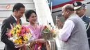 Presiden Joko Widodo dan Ibu Negara Iriana Joko Widodo disambut Kepala Protokol Negara India, Sanjay Verma di Pangkalan Udara Palam, New Delhi (25/1). (Liputan6.com/Pool/Biro Pers Setpres)