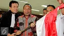Jelang sidang perdana,  Jannes Johan Karubaba membawa Bendera merah putih, Jakarta, Senin (13/7/2015). Karubaba diduga melakukan korupsi pengadaan "Detailing Engineering Design" di Sungai Mamberamo dan Urumka. (Liputan6.com/Helmi Afandi)