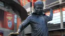 Sesampainya di stadion, Para pemain Korea-Korea Selecao disambut dengan patung sang legenda mereka, Eusebio. (Bola.com/Bagaskara Lazuardi)