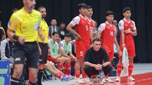 Irak terus berupaya mendominasi penguasaan bola dengan menerapkan powerplay. Tampak dalam foto, pelatih Timnas Futsal Indonesia, Hector Souto Vazquez (jongkok) saat memimpin skuad Garuda bertanding melawan Irak pada laga penyisihan Grup A Piala Asia Futsal 2026 di Indonesia Arena, Kompleks Gelora Bung Karno, Senayan, Jakarta, Sabtu (31/1/2026). (Bola.com/Bagaskara Lazuardi)