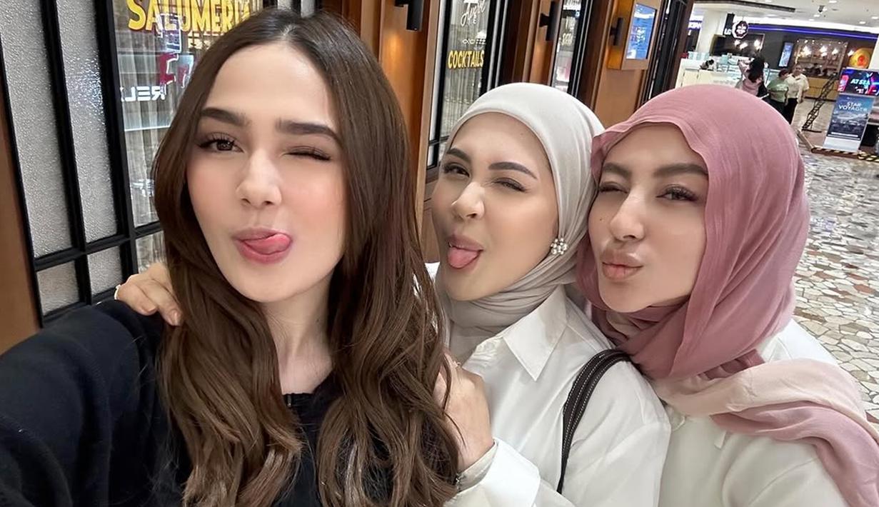 Pamer ekspresi lucu, tiga anggota Geng Mamayu ini curi perhatian. Ngobrol, makan hingga jalan-jalan dilakukan Syifa Hadju, Kesha, dan Margin dalam momen kumpul ini. Banyak yang suka dengan persahabatannya, Geng Mamayu didoakan selalu langgeng. Dalam beberapa momen yang diunggah, kebersamaan salah satu geng artis populer ini sudah seperti kakak adik. (Liputan6.com/IG/@kesharatuliu05)