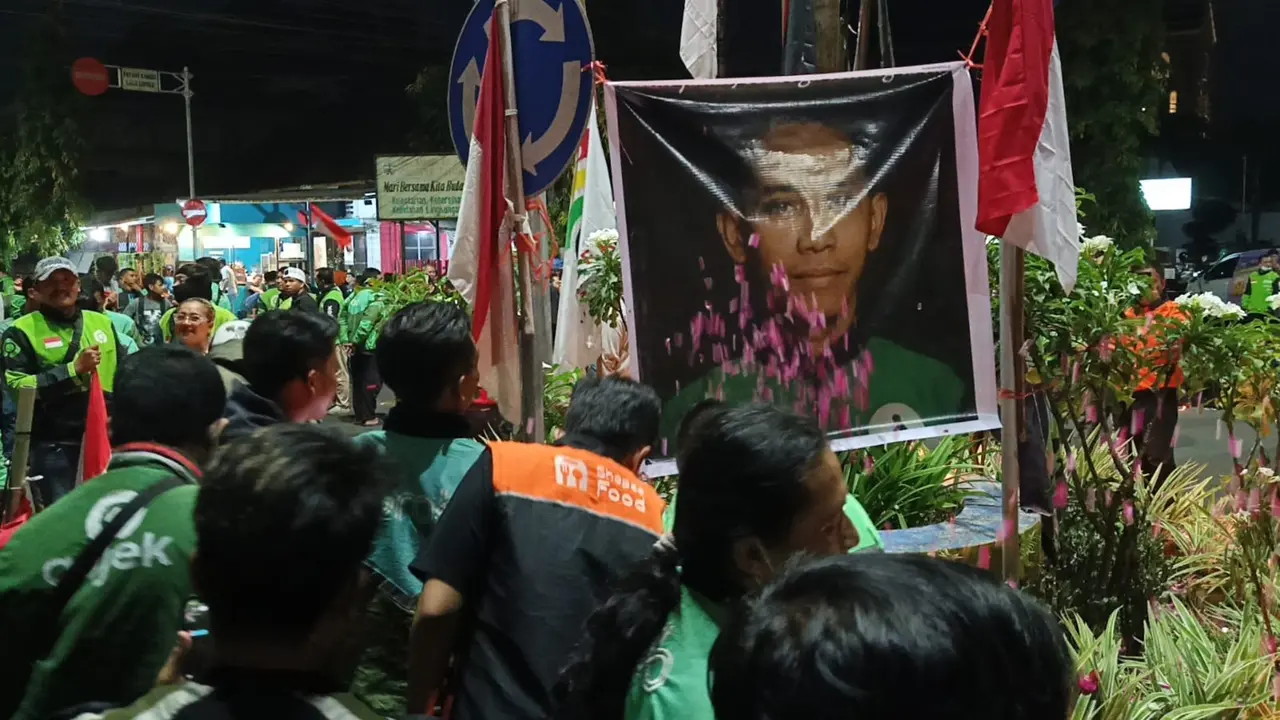 Massa aksi dan juga polisi di Jember memberikan bunga sebagai simbol penghormatan kepada almarhum Affan Kurniawan, pengemudi ojol yang dilindas rantis Brimob.