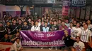 Komunitas Manchester City Supporters Club Indonesia (MCSC Indonesia) dan MCSC Regional Depok bersama beberapa fans Arsenal berfoto bersama usai menyaksikan laga antara Manchester City melawan Arsenal dalam acara Roaring Night Liga Inggris 2023/2024 di Hype Cafe, Depok, Minggu (31/3/2024) malam. (Bola.com/Abdul Aziz)